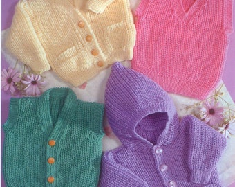 Puede incluir: Cuatro suéteres de punto para bebé en diferentes colores: amarillo, rosa, verde y morado. Los suéteres tienen cierres de botón y algunos tienen bolsillos.