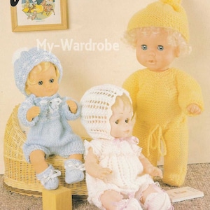 Puede incluir: Tres conjuntos de punto para muñecas, uno en azul, uno en blanco y uno en amarillo. Cada conjunto incluye un gorro a juego. Las muñecas no están incluidas.