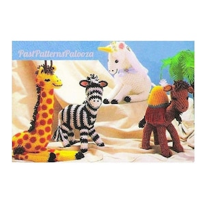 Könnte beinhalten: Ein Häkelmuster zum Herstellen von vier Stofftieren: einer Giraffe mit gelben und orangefarbenen Flecken, einem Zebra mit schwarzen und weißen Streifen, einem Kamel mit braunem Fell und einem gelben und blauen Sattel sowie einem weißen Einhorn mit einem blauen Band und einem weißen Schleier.