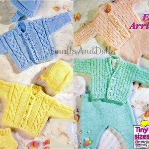 Puede incluir: Patrón de tejido de punto para ropa de bebé, con cuatro conjuntos diferentes: un cárdigan y un gorro azules, un cárdigan, un gorro, botines y guantes amarillos, un cárdigan y pantalones rosas, y un cárdigan y pantalones verdes. El patrón se titula "Early Arrivals" y "Tiny Sizes for early arrivals".