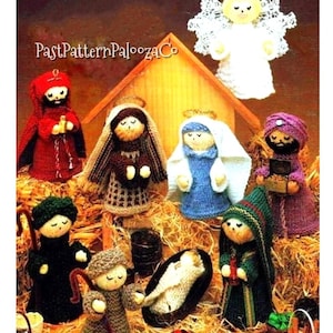 Puede incluir: Una escena de la Natividad tejida a mano, que incluye figuras de María, José, el niño Jesús, ángeles y pastores. Las figuras son de varios colores, con rasgos faciales y ropa detallados. La escena está ambientada en un establo de madera y paja.