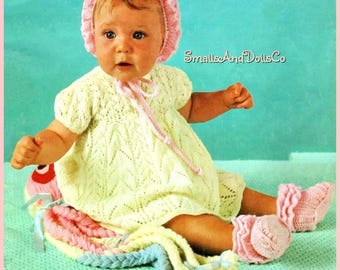 Patrón de punto vintage para bebé niña: bonito vestido con gorro, manoplas y botitas de ganchillo con volantes. Descarga digital instantánea en PDF. Tallas 6-9 meses, 3 hebras.