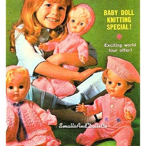 Puede incluir: Un anuncio vintage de un patrón de tejido de punto con tres muñecas que llevan atuendos de punto rosa. El anuncio se titula "Baby Doll Knitting Special!" e incluye el texto "Exciting world tour offer!"