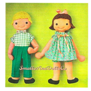 Puede incluir: Un par de muñecas de tela hechas a mano, un niño y una niña, con camisas y vestidos a cuadros verdes y blancos. El muñeco niño lleva pantalones verdes y zapatos negros. La muñeca niña lleva un lazo rosa en el pelo y zapatos negros. Las muñecas se están dando la mano.