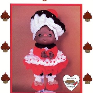 Puede incluir: Patrón de crochet para una muñeca con un sombrero de helado de chocolate caliente, un vestido rojo y blanco y zapatos marrones. El patrón es de "Cupcake Corner" y es de "Dumplin Designs".