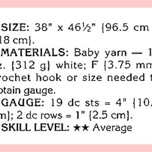 Op de afbeelding: Haakpatroon instructies voor een babydeken. Het patroon is voor een gemiddeld vaardigheidsniveau en vereist 312 gram wit babygaren en een haaknaald maat F. De afgewerkte deken meet 96,5 cm bij 118 cm.