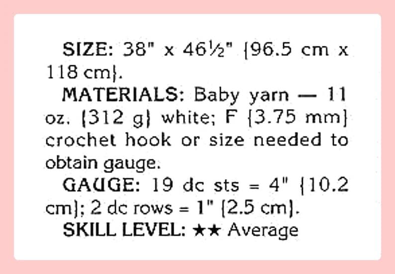 Op de afbeelding: Haakpatroon instructies voor een babydeken. Het patroon is voor een gemiddeld vaardigheidsniveau en vereist 312 gram wit babygaren en een haaknaald maat F. De afgewerkte deken meet 96,5 cm bij 118 cm.