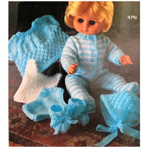 Könnte beinhalten: Ein gestricktes Puppenoutfit in blau-weiß gestreiftem Muster mit passendem Hut, Stiefeln und Pullover. Das Outfit ist aus 4-fädigem Garn gefertigt.