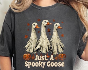 Maglietta "Just a Spooky Goose", Maglietta divertente con l'oca di Halloween, Maglietta con l'oca spettrale, Maglietta carina con colori comodi per Halloween, Maglietta carina con un fantasma, Maglietta autunnale