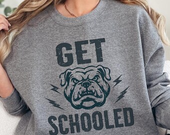 Sudadera "Bulldog Get Schooled", cuello redondo de la mascota Bulldog, ¡Vamos Bulldogs!, camiseta Bulldog para el día del partido, camiseta para el día del partido, camisetas con espíritu escolar