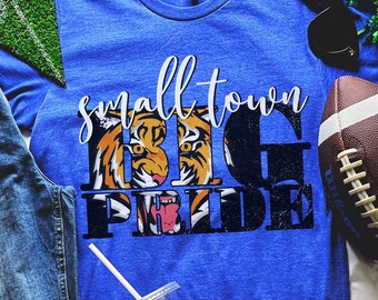 Camiseta "Big Pride Tiger" de pueblo pequeño, camiseta de mascota tigre, tigre vintage, camiseta de fútbol de los Tigers, camiseta de mamá futbolera, ¡Vamos Tigers!, camisetas con espíritu escolar.