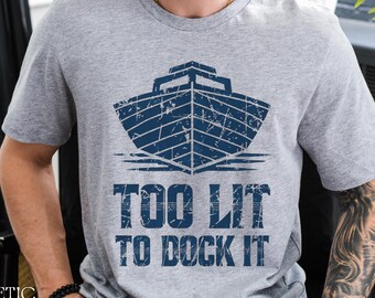 Zu beleuchtet, um es anzudocken, Bootfahren Shirt, Boot Shirt, Trinkshirt, See Shirt, See Leben Shirt, Segler Geschenk, Vatertagsgeschenk, Urlaub auf dem See