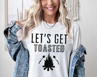 Camiseta Let's Get Toasted, camiseta divertida para acampar, regalo para acampar, camisetas para equipos de campamento, camiseta de aventuras, camiseta de vida en el campamento, camiseta para beber, camiseta para acampar