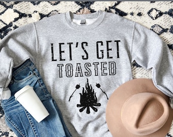 Vamos a conseguir sudadera tostada, sudadera camper, regalos de camping divertidos, regalo para beber, sudadera de fogata, amante del camping, sudadera para beber