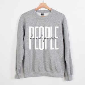 Puede incluir: Sudadera gris con el texto "PEOPLE hard pass" impreso en blanco en la parte delantera.