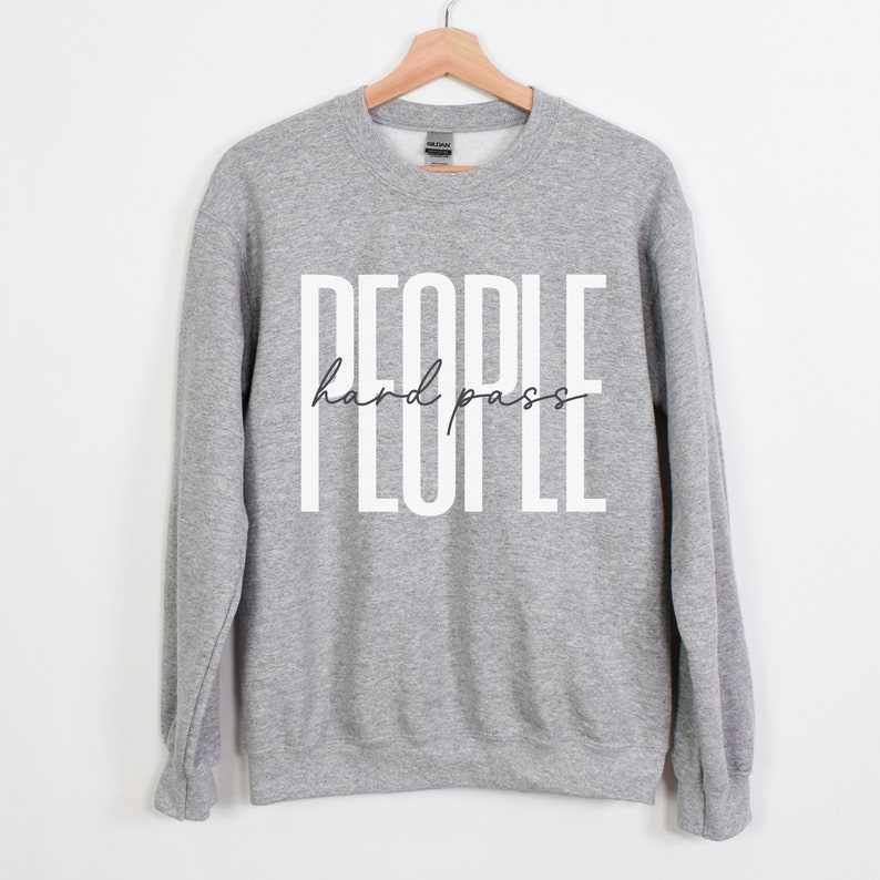 Puede incluir: Sudadera gris con el texto "PEOPLE hard pass" impreso en blanco en la parte delantera.