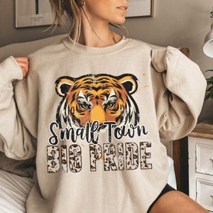 Small Town Big Pride, camisa de los tigres, sudaderas de espíritu escolar, camisa de la mascota del tigre, mamá de fútbol de los tigres, escuela secundaria de los tigres, camisa de gran tamaño