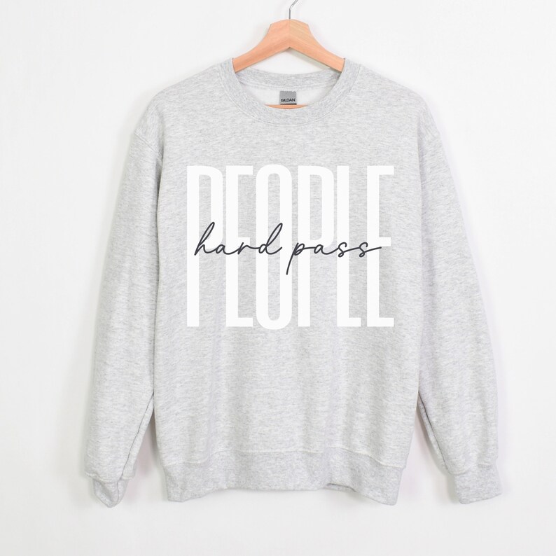Puede incluir: Sudadera gris con texto blanco que dice "PEOPLE hard pass" en formato vertical apilado.