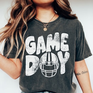 Spieltag Shirt, Fußball Shirt, Football School Spirit Tshirt, Football Helm, Football Mom Shirt, Sport Mom, Football Comfort Colors