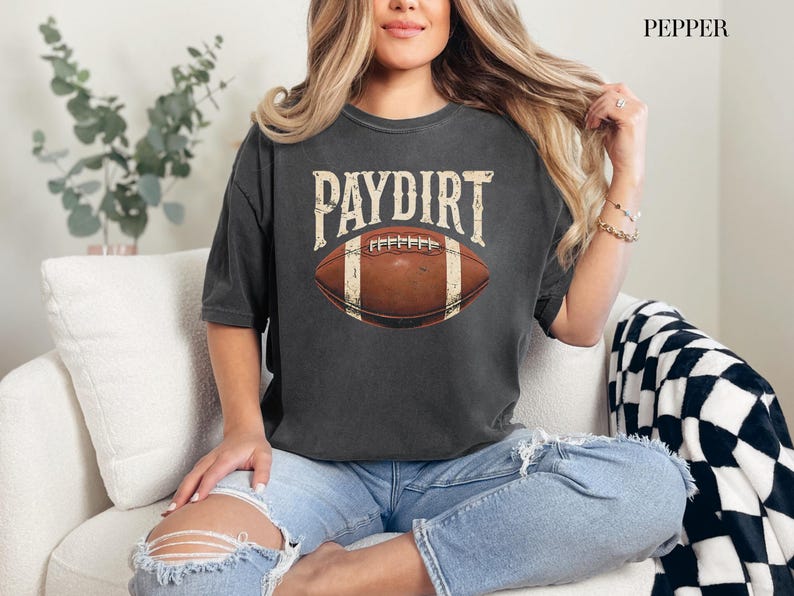 Camisa de futebol Paydirt, Camisas de futebol fofas, Camisa de futebol com cores confortáveis, Camisa fofa para o dia do jogo, Camisa de futebol retrô, Camiseta de futebol vintage imagem 2