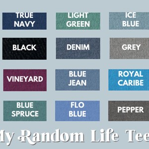 Puede incluir: Una carta de colores para camisetas, con muestras en varios tonos como True Navy, Black y Vineyard. El texto "My Random Life Tees" se muestra debajo, indicando una marca de ropa.