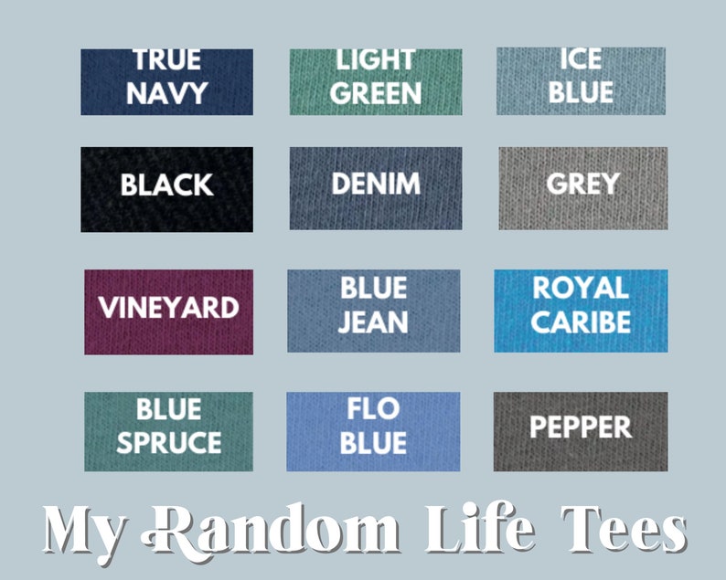 Puede incluir: Una carta de colores para camisetas, con muestras en varios tonos como True Navy, Black y Vineyard. El texto "My Random Life Tees" se muestra debajo, indicando una marca de ropa.