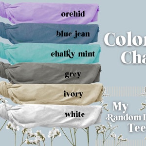 Op de afbeelding: Kleurenkaart voor T-shirts in orchidee, jeansblauw, krijt-mint, grijs, ivoor en wit. De tekst "My Random Life Tees" is ook zichtbaar.