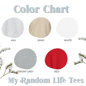 Pu&ograve; includere: Tabella colori che mostra diversi colori di magliette: cenere, sabbia, bianco, grigio sportivo e rosso. Il testo "My Random Life Tees" &egrave; in fondo all'immagine.