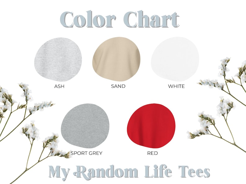 Pu&ograve; includere: Tabella colori che mostra diversi colori di magliette: cenere, sabbia, bianco, grigio sportivo e rosso. Il testo "My Random Life Tees" &egrave; in fondo all'immagine.