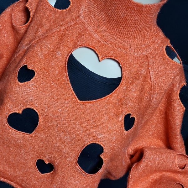 ÚLTIMO Suéter ligero de cuello alto para mujer, recortado en color naranja, con corazones recortados bordados y sellados