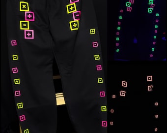 Pantalon de survêtement noir Symboles mathématiques fluorescents, réfléchissants et phosphorescents. Addition, soustraction, division et multiplication.