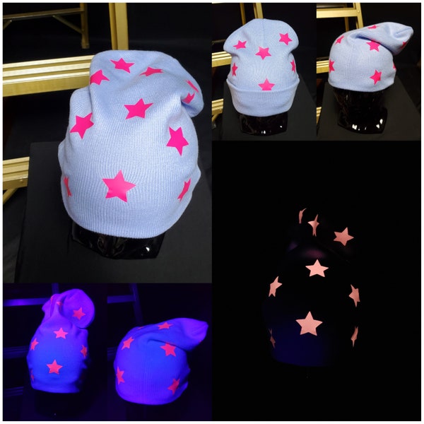 Casquette/bonnet bleu clair avec tête de mort étoilée avec étoiles roses phosphorescentes et fluorescentes