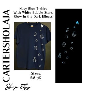 Marineblauw T-shirt met witte bubbelsterren, met glow in the dark-ontwerp