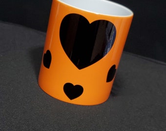 Ceramic mug orange with black hearts