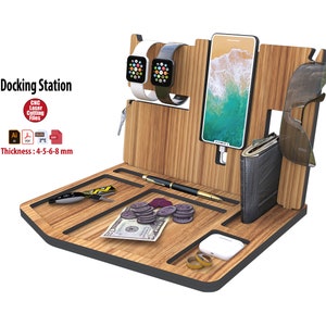 Op de afbeelding: Houten dockingstation met slots voor een telefoon, horloge, zonnebril en andere accessoires. De station is gemaakt van lichtbruin hout en heeft een zwarte rand. De tekst "Docking Station" is afgedrukt op de voorkant van de station.