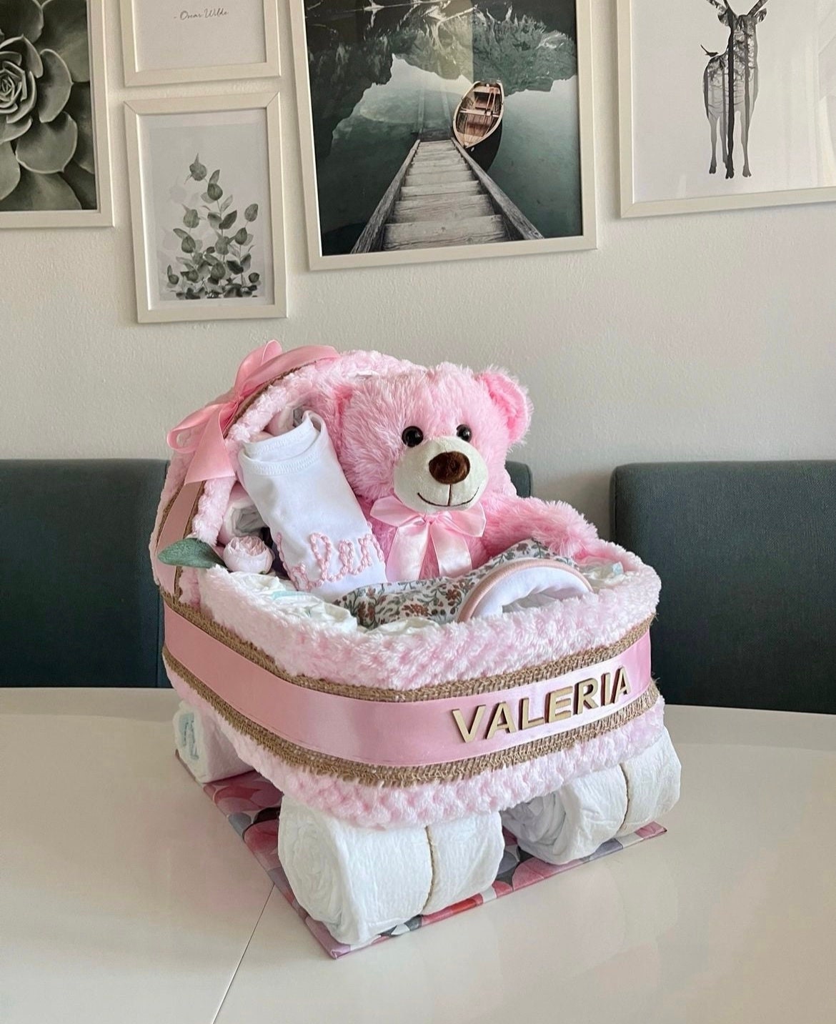 Torta Di Pannolini Carrozzina Rosa - Regalo Neonato, Con Lenzuolini, Salviettine, Bavaglino - Foto 9