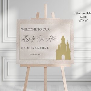 K&ouml;nnte beinhalten: Ein Willkommens-Schild f&uuml;r eine Hochzeit mit goldfarbenem Glitzer-Hintergrund und einer goldenen Silhouette eines Schlosses. Das Schild lautet "Willkommen in unserem Happy End, Courtney & Michael, 1. August 2023". Zwei Gr&ouml;&szlig;en sind verf&uuml;gbar: 61x46 cm und 91x61 cm.