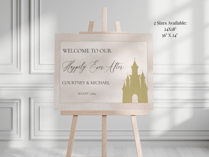 K&ouml;nnte beinhalten: Ein Willkommens-Schild f&uuml;r eine Hochzeit mit goldfarbenem Glitzer-Hintergrund und einer goldenen Silhouette eines Schlosses. Das Schild lautet "Willkommen in unserem Happy End, Courtney & Michael, 1. August 2023". Zwei Gr&ouml;&szlig;en sind verf&uuml;gbar: 61x46 cm und 91x61 cm.