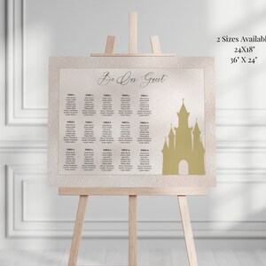 K&ouml;nnte beinhalten: Ein druckbarer Hochzeitssitzplan mit goldfarbenem Glitzerhintergrund und einer goldenen Silhouette eines Schlosses. Der Plan ist mit "Be Our Guest" betitelt und listet Tische und G&auml;ste auf. Der Plan ist in zwei Gr&ouml;&szlig;en erh&auml;ltlich: 61x46 cm und 91x61 cm.