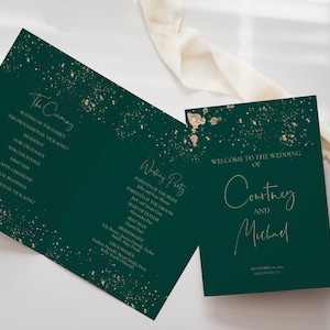 Op de afbeelding: Smaragdgroene trouwprogramma's en welkomstbord met gouden accenten. Het programma beschrijft de ceremonie, terwijl het bord gasten verwelkomt op de bruiloft van Courtney en Michael.