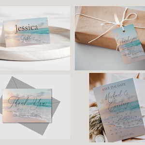 Pu&ograve; includere: Set di quattro biglietti di cancelleria per matrimoni a tema spiaggia con sfondo di tramonto e oceano. I biglietti includono un biglietto di salvataggio della data, un biglietto di ringraziamento, un biglietto di posto e un'etichetta regalo. I biglietti presentano un calendario con la data cerchiata, il testo "Save the Date", "Thank You", "Jessica" e "Table 5", e i nomi "Michael & Courtney".