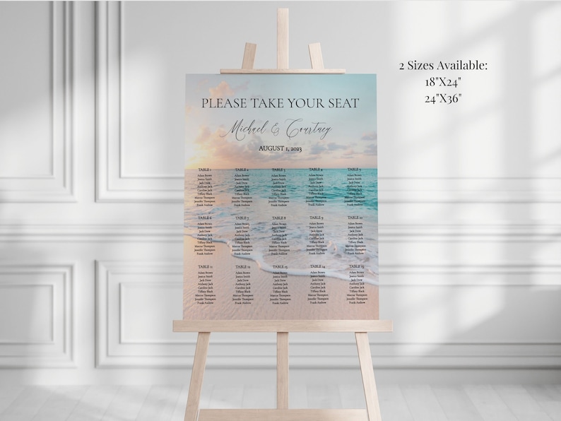 Pu&ograve; includere: Un piano di posti a sedere per un matrimonio a tema spiaggia con uno sfondo di tramonto e onde oceaniche. Il grafico &egrave; intitolato "Prego, prendete posto" e include i nomi "Michel & Courtney" e la data "1 agosto 2023". Elenca i tavoli e i nomi degli ospiti.