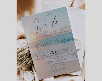 Könnte beinhalten: Eine Hochzeitseinladung mit einem Strandhintergrund. Die Einladung lautet "We do" und "Please join us to celebrate the wedding of Michael & Courtney" mit dem Datum "Saturday 23 August at 4:00 pm". Die Einladung enthält auch den Ort "Grand Floridian Resort & Spa, 4400 Floridian Way, Lake Buena Vista, FL" und den Text "Reception to follow".
