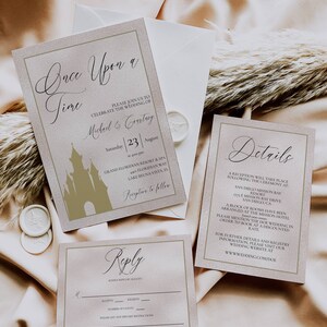 K&ouml;nnte beinhalten: Eine rosafarbene und goldene Hochzeitseinladungssuite mit einem m&auml;rchenhaften Thema. Die Einladung zeigt eine Silhouette von Aschenputtels Schloss und den Text "Once Upon a Time". Die RSVP-Karte hat einen goldenen Rand und den Text "Reply". Die Detailkarte hat einen goldenen Rand und den Text "Details".