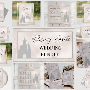 Può includere: Un set di inviti di nozze stampabili con una silhouette grigia del castello di Cenerentola su uno sfondo di glitter rosa e bianco. Il testo "Disney Castle Wedding Bundle" è scritto in corsivo nero. Il set include inviti, carte RSVP, numeri di tavolo, un cartello di benvenuto, una carta di ringraziamento e un piano di posti a sedere.