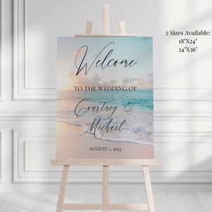 Pu&ograve; includere: Cartello di benvenuto con uno sfondo di scena da spiaggia. Il cartello dice "Benvenuti al matrimonio di Courtney & Michael 1 agosto 2023". Sono disponibili due dimensioni: 18"x24" e 24"x36".