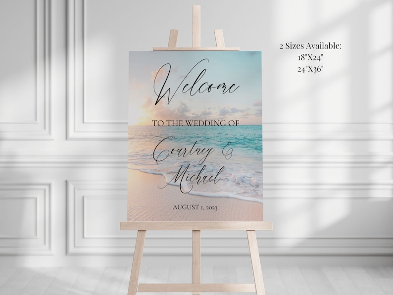 Pu&ograve; includere: Cartello di benvenuto con uno sfondo di scena da spiaggia. Il cartello dice "Benvenuti al matrimonio di Courtney & Michael 1 agosto 2023". Sono disponibili due dimensioni: 18"x24" e 24"x36".
