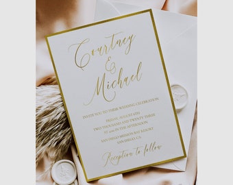 Puede incluir: Una invitación de boda con letras doradas y un borde dorado. La invitación dice "Courtney & Michael" e incluye la fecha, hora y lugar de la celebración de la boda. También se ve un sobre blanco con un sello de cera.