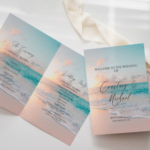 Op de afbeelding: Huwelijksceremonieprogramma met een strandachtergrond. Het programma bevat de volgorde van de gebeurtenissen, de bruiloftspartij en de namen van het paar: Courtney & Michael. De bruiloft vindt plaats op 8 september 2023 in San Diego, Californië.