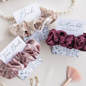 100% Upcycled Brautjungfer Scrunchies, Braut Scrunchie, Brautjungfer Geschenke, Brautjungfer Vorschlag, Willst du meine Brautjungfer Scrunchie Karten Tags sein